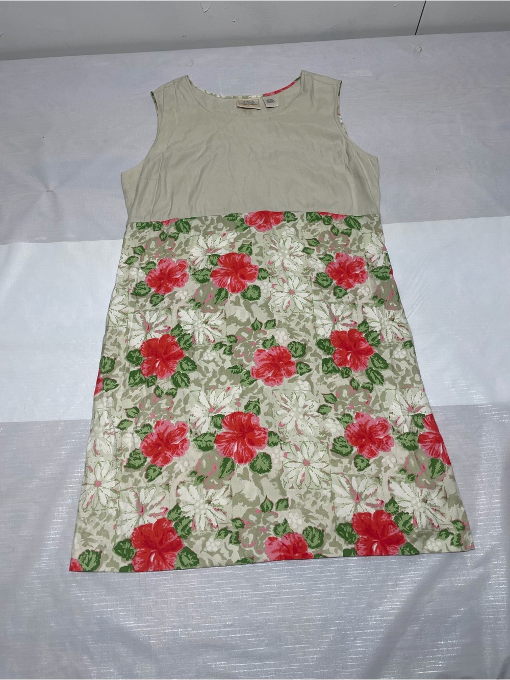 Floral Sleeveless Shift Dress - Beige with Red Floral Print Sz: Medium